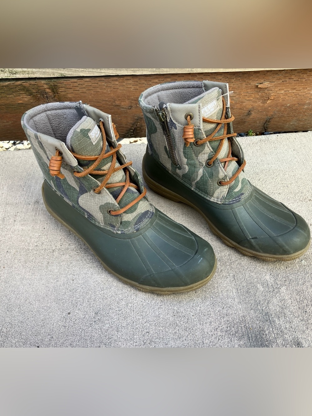 Sperry camo duck boots size 9